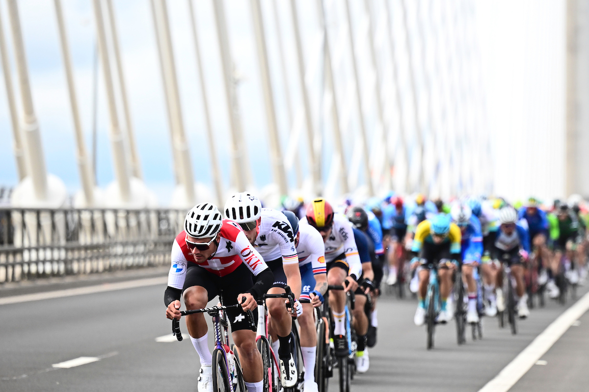 Cyclists on Queensferry Crossing